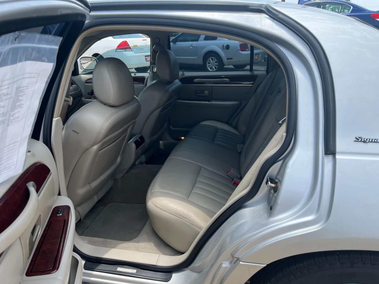 2004 SILVER /TAN Lincoln Town Car Signature (1LNHM81W54Y) with an 4.6L V8 SOHC 16V engine, 4-Speed Automatic Overdrive transmission, located at 14700 Tomball Parkway 249, Houston, TX, 77086, (281) 444-2200, 29.928619, -95.504074 - Photo#9